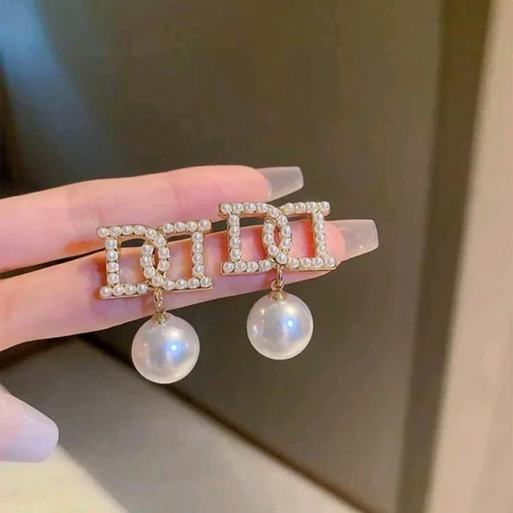 Elegant Pearl and Gold Jewelry Set